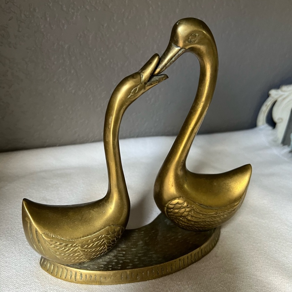 vintage brass kissing swan figurine vintage brass kissing swan figurine - Picture 7 of 10